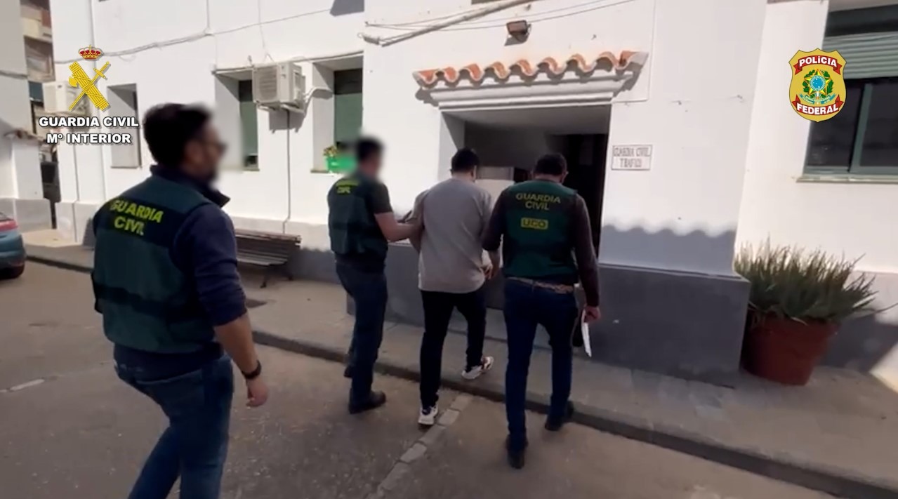 Suspeito sendo preso