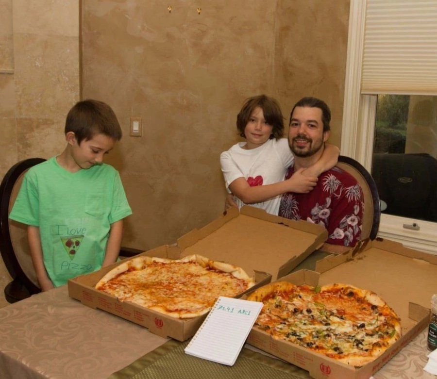 Laszlo Hanyecz com as pizzas